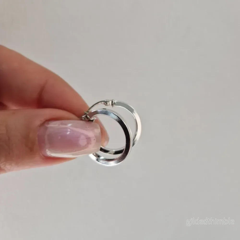 Fyrkantiga 18k vitgulds creoler