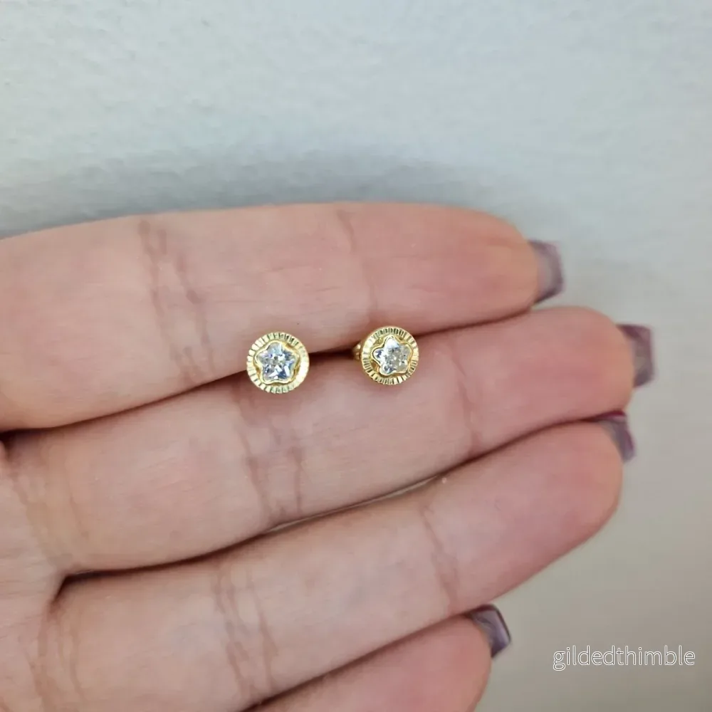 Örhängen blomma vit facetterad 18k guld Örhängen blomma vit facetterad 18k guld