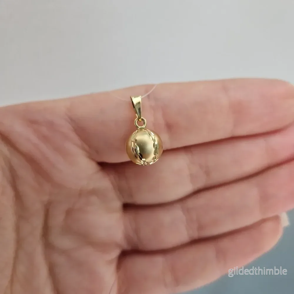 Hänge 18k guld – Matt kula med ränder Hänge 18k guld – Matt kula med ränder