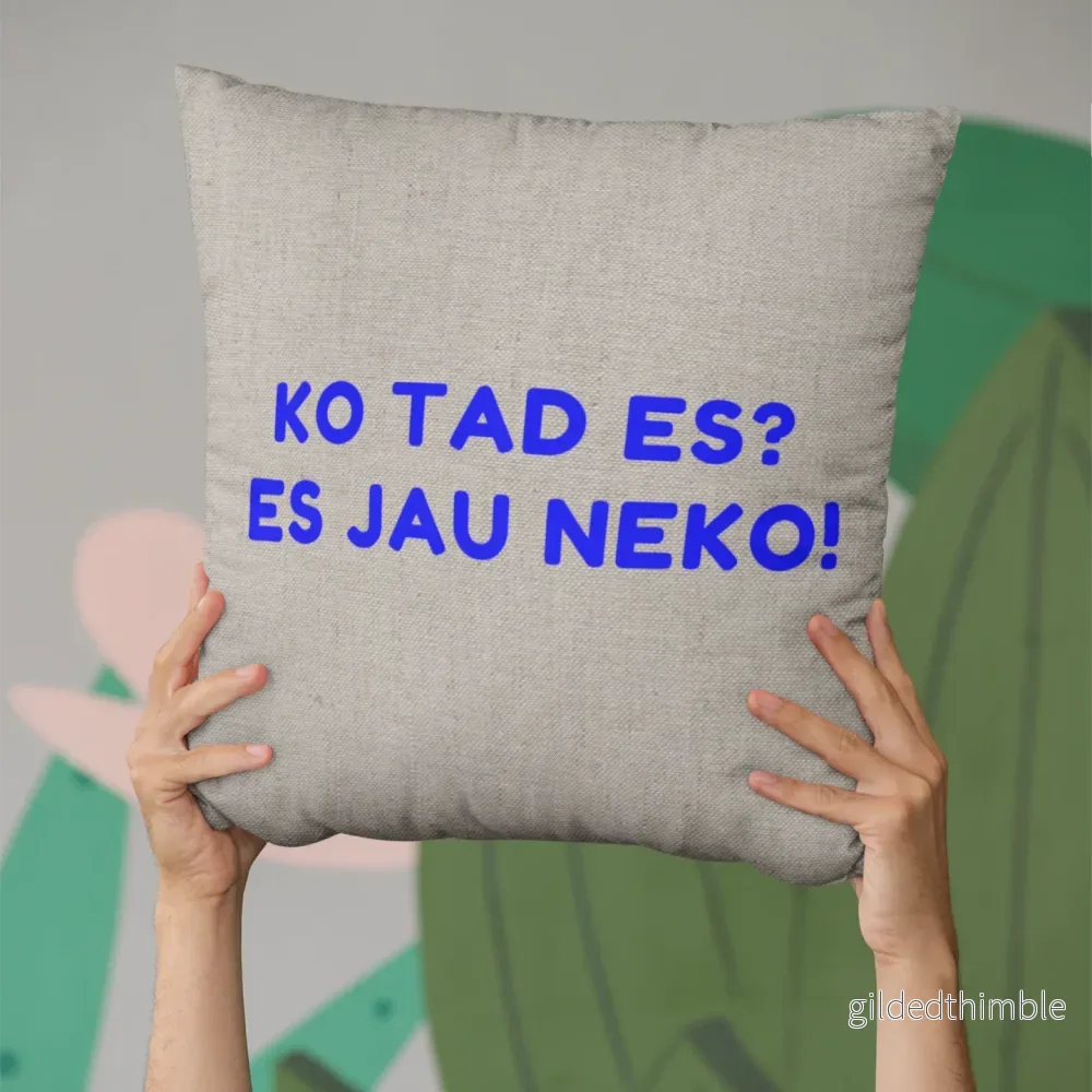 Dekoratīvais spilvens | kolekcija «Man Nav Ko Teikt» | «Ko tad es? Es jau neko!» - Bild 3