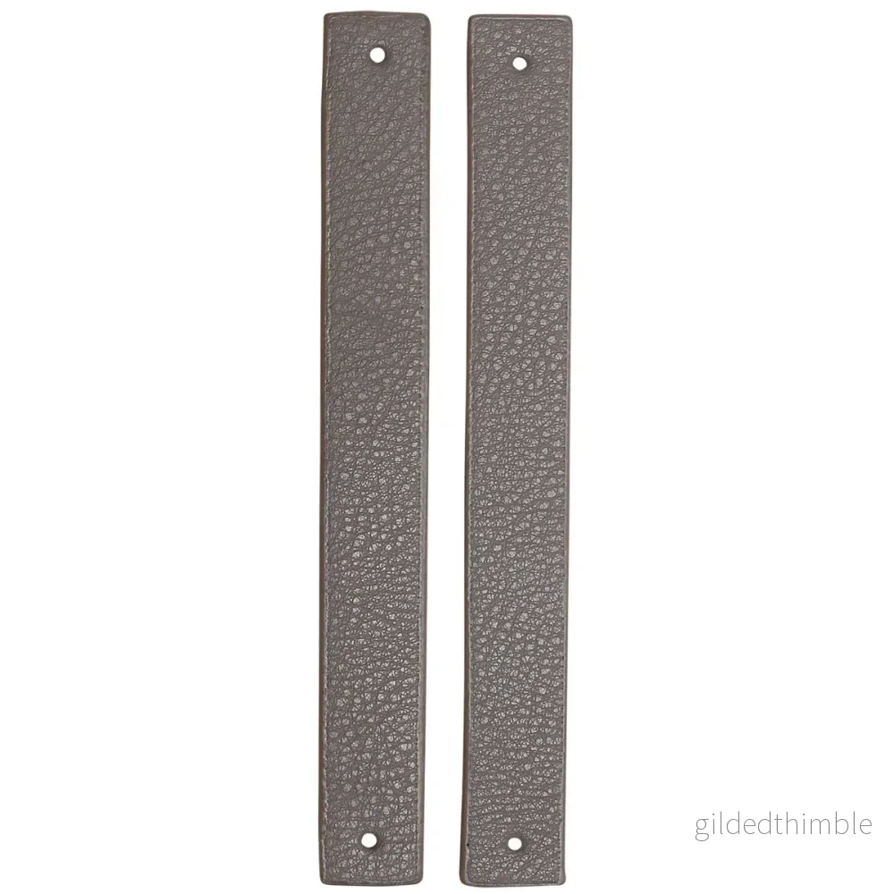 Remmar med nithål – konstläder – 2-p. – 22 x 2,2 cm. – Gråa Remmar med nithål – konstläder – 2-p. – 22 x 2,2 cm. – Gråa