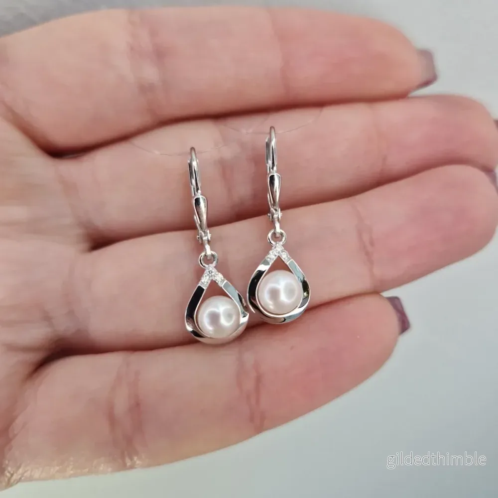 Snygga örhängen med diamanter och pärla Snygga örhängen med diamanter och pärla