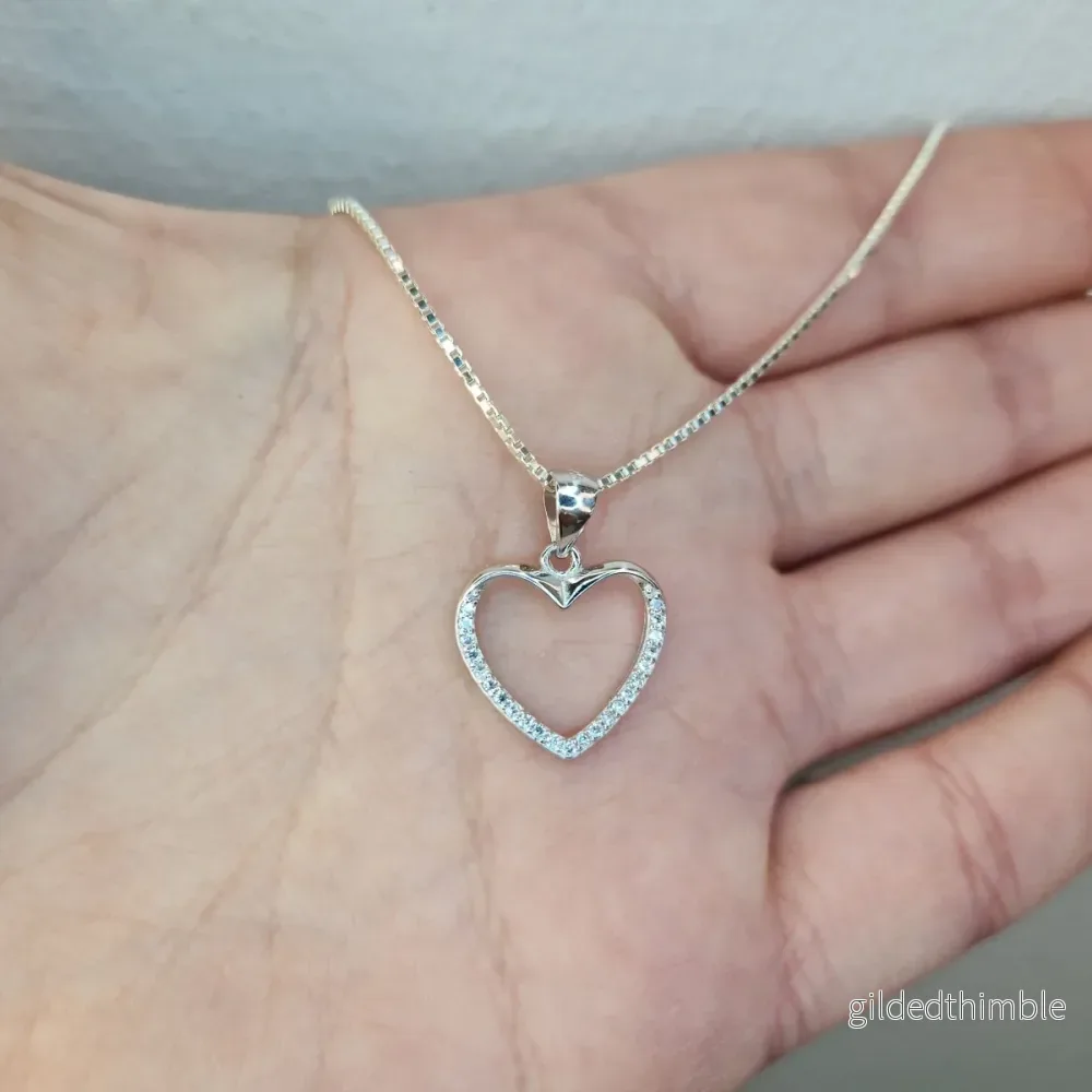 Halsband och hängsmycke hjärta med stenar Halsband och hängsmycke hjärta med stenar