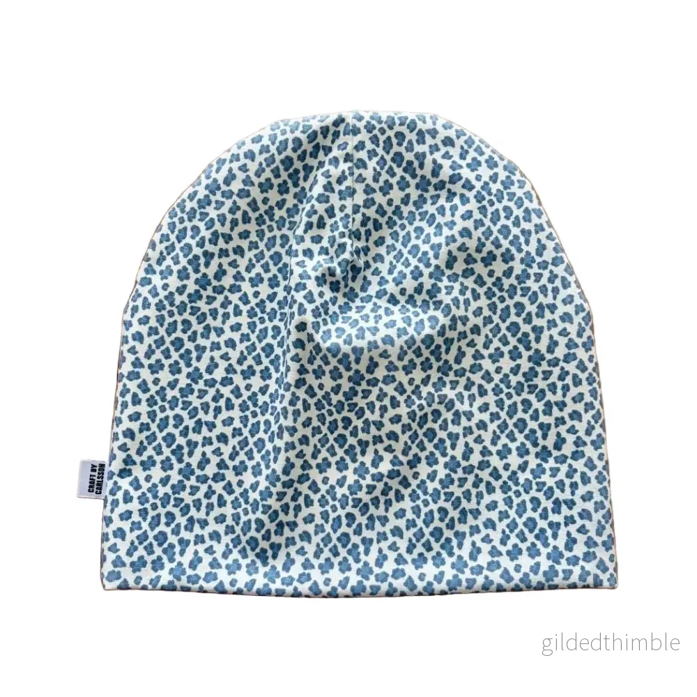 Mössa, mini-leopard blå| stl S-L, ungdom-vuxen| ekologisk bomull