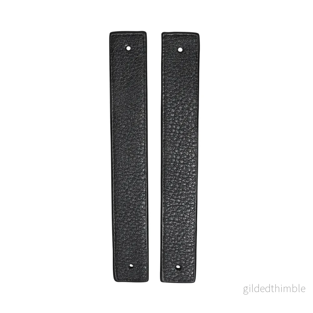 Remmar med nithål – konstläder – 2-p. – 18 x 2,2 cm. – Svarta Remmar med nithål – konstläder – 2-p. – 18 x 2,2 cm. – Svarta