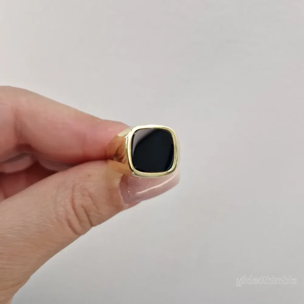Mjuk rundad klackring med onyx 18k guld Mjuk rundad klackring med onyx 18k guld