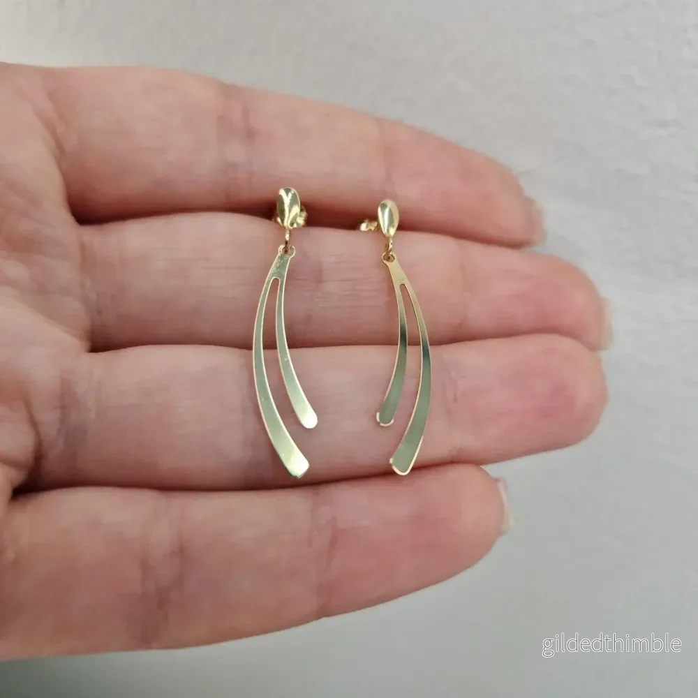 Hängande böjda örhängen i 18k guld Hängande böjda örhängen i 18k guld