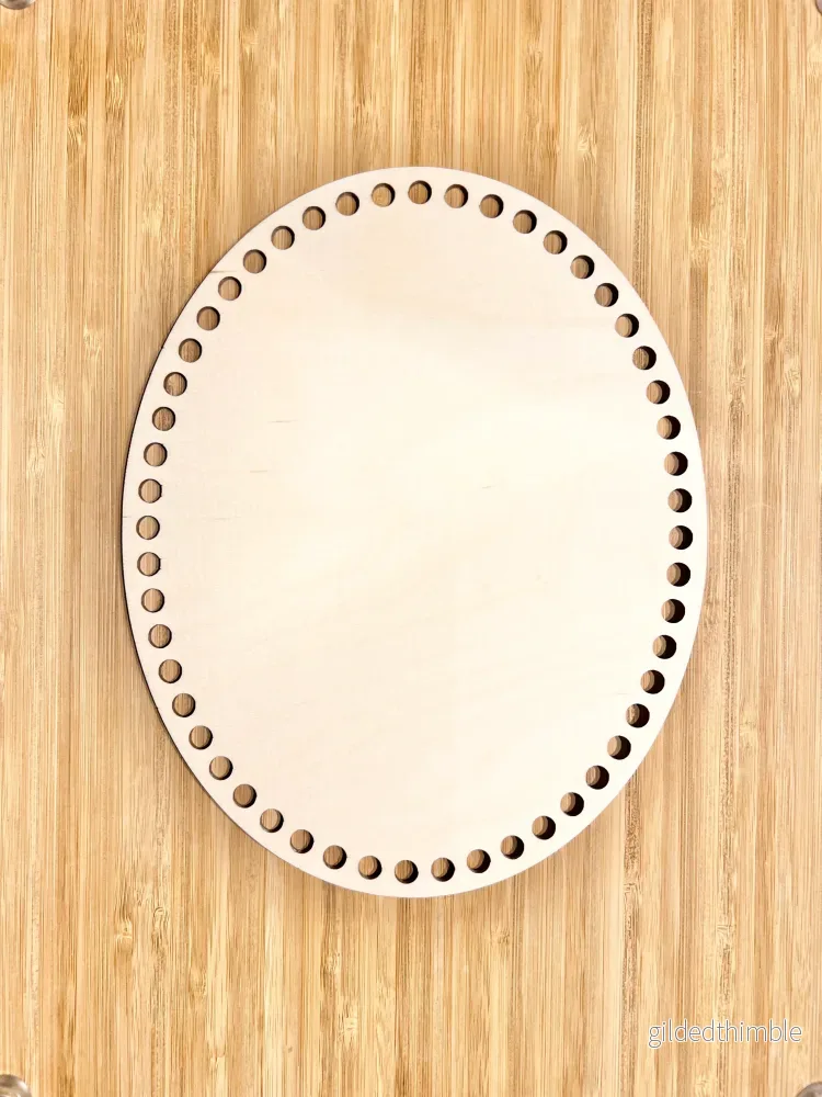 Träbotten oval 25×20 cm.