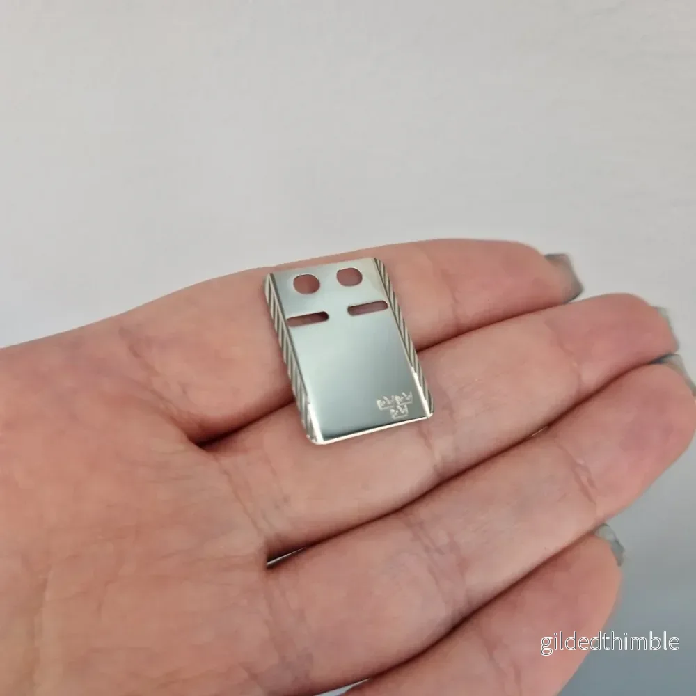 ID Bricka 18k vitguld 23x17mm