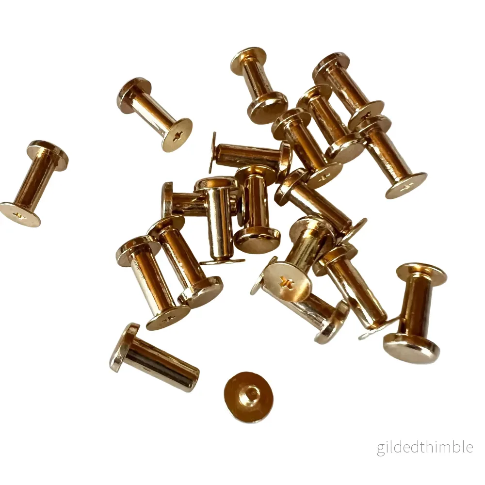 Skruvnit – D8.2 x L14 mm. – Guldfärg – 1 st. + plastbakskiva Skruvnit – D8.2 x L14 mm. – Guldfärg – 1 st. + plastbakskiva