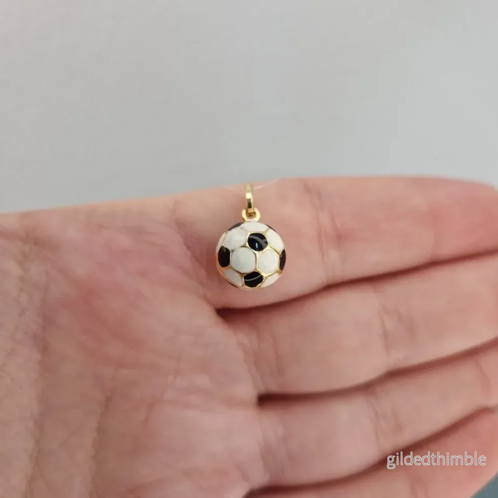 Guldhänge 18k – Fotboll med emalj Guldhänge 18k – Fotboll med emalj