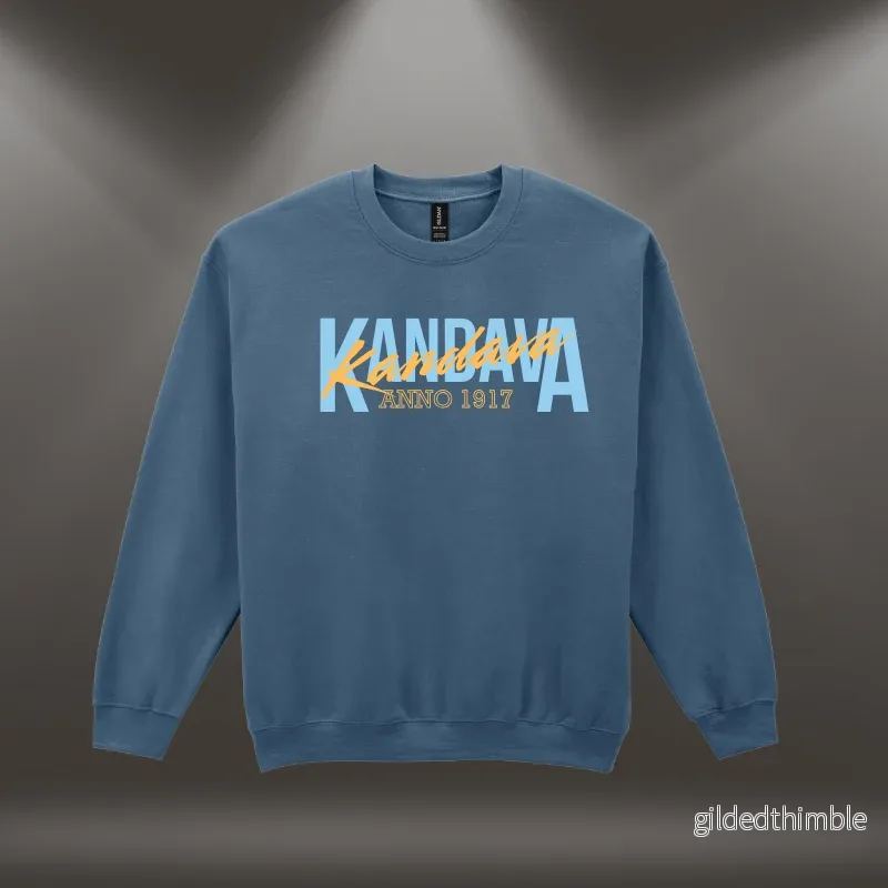 Džemperis ar apdruku ”Kandava. Anno 1917.” | Indigo zils Džemperis ar apdruku ”Kandava. Anno 1917.” | Indigo zils