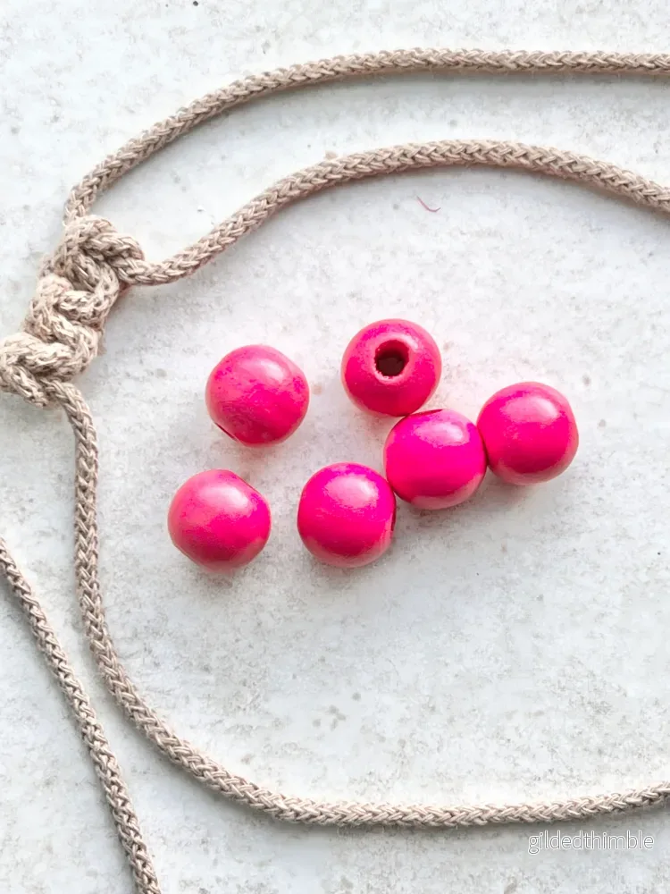 Träpärlor 6 st. 16×15 mm. hål 5 mm. Mörk rosa Träpärlor 6 st. 16×15 mm. hål 5 mm. Mörk rosa
