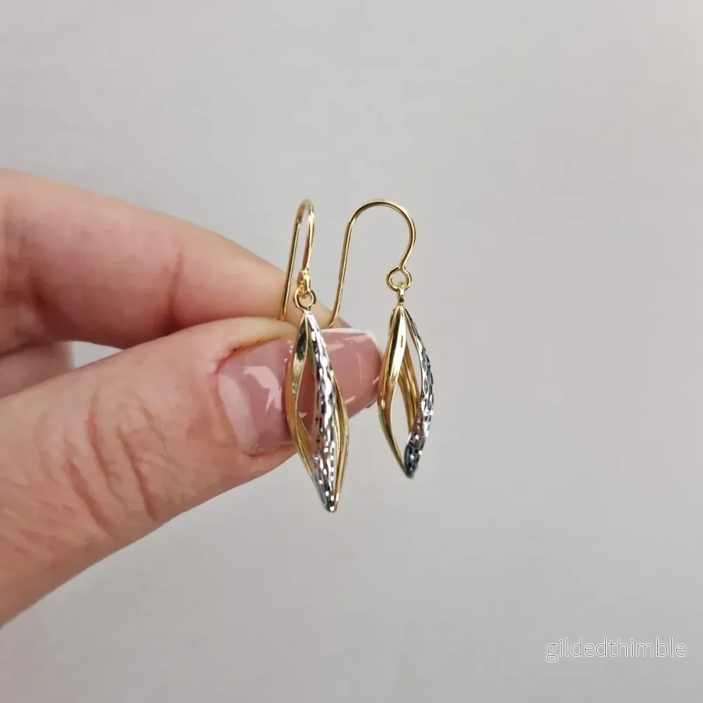 Örhängen oval tvåfärgat 18k guld med krok Örhängen oval tvåfärgat 18k guld med krok