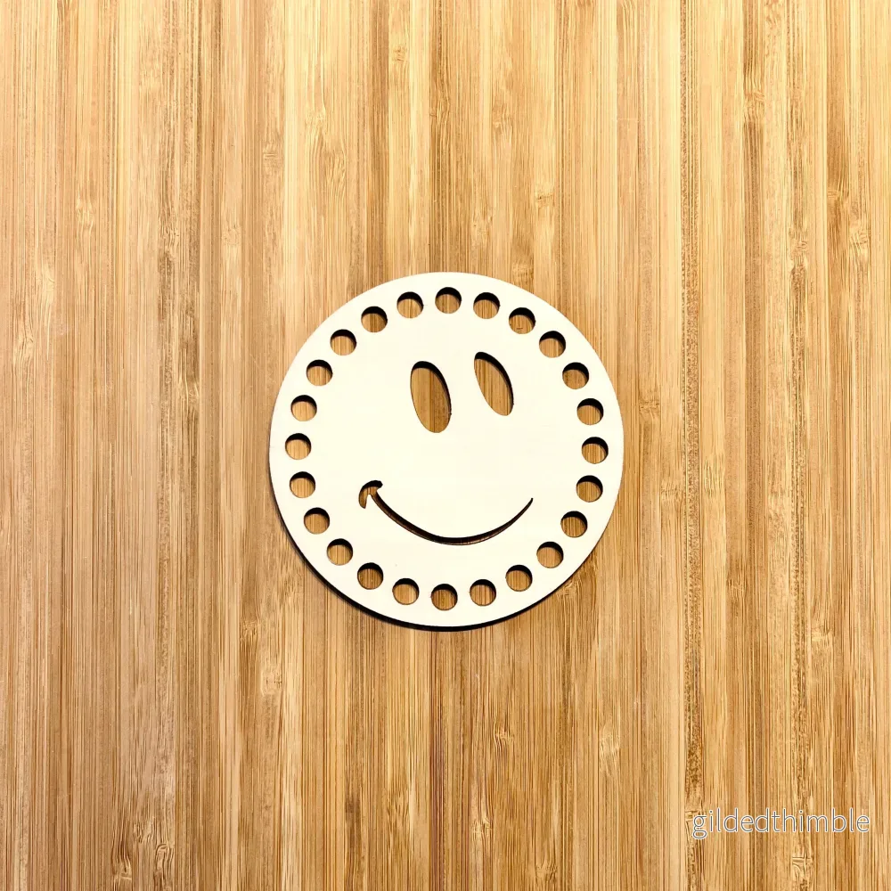 Trälock rund 11 cm. med en Smiley Trälock rund 11 cm. med en Smiley