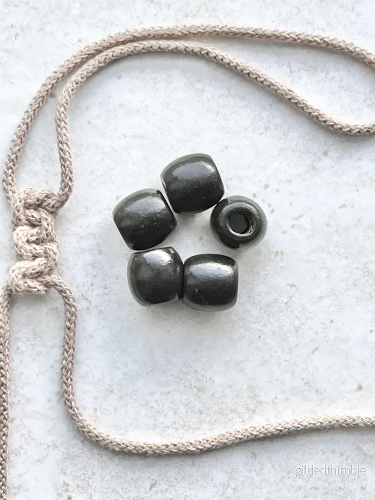 Träpärlor 5 st. svarta 16x17 mm. hål 6 mm.