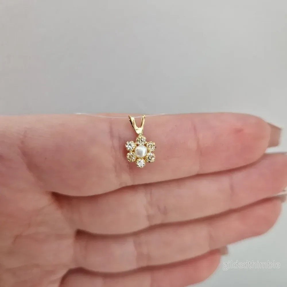 Blomma med vit pärla & kristaller 18k guld