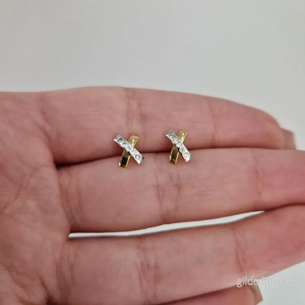 Guldörhängen X med stenar 18k guld Guldörhängen X med stenar 18k guld
