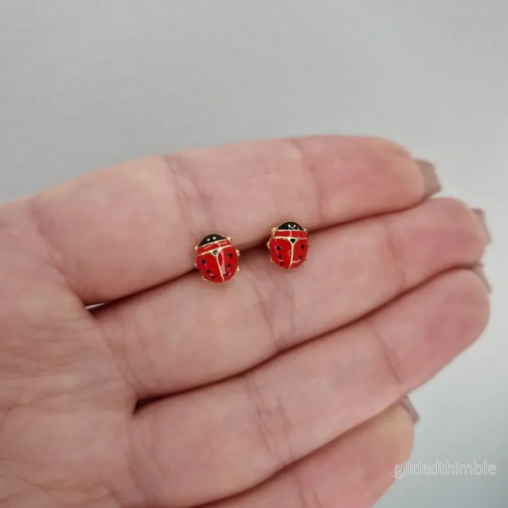 Guldörhängen nyckelpiga 18k guld Guldörhängen nyckelpiga 18k guld