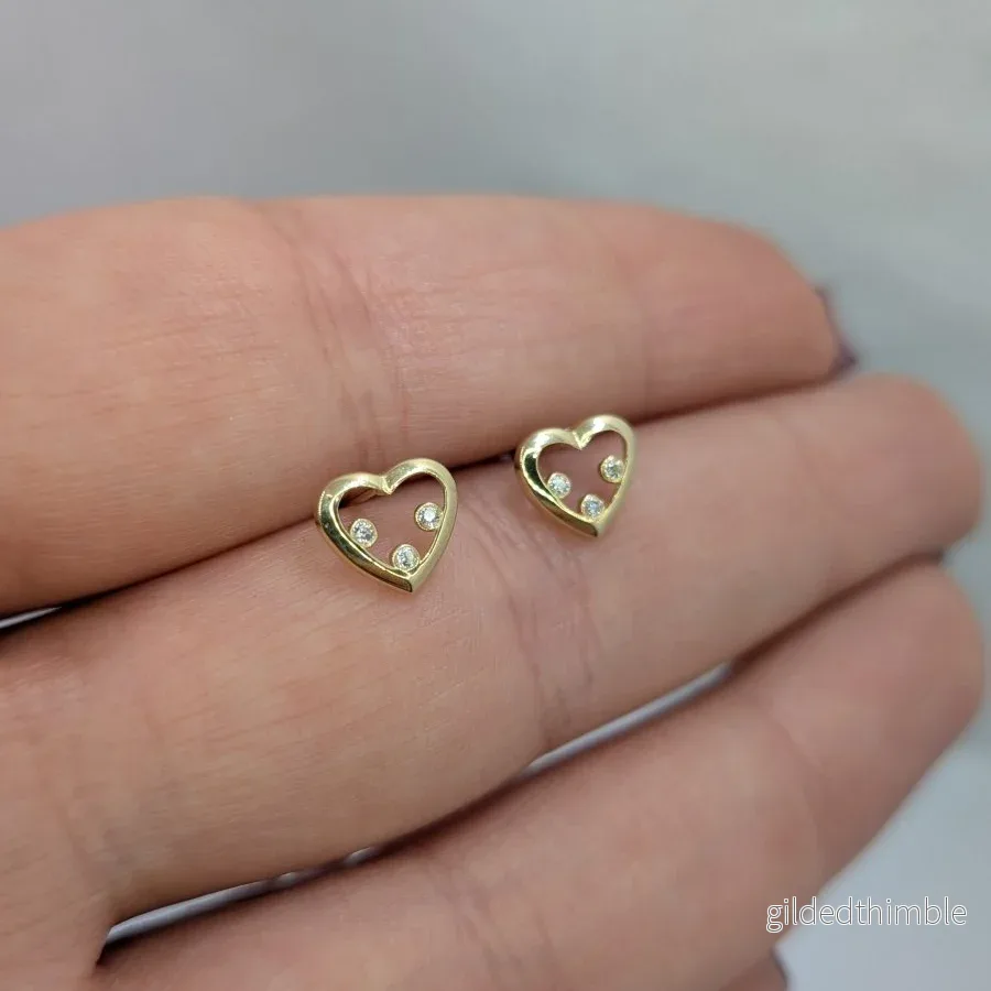 Örhängen med tre stenar i hjärtat 18k guld Örhängen med tre stenar i hjärtat 18k guld