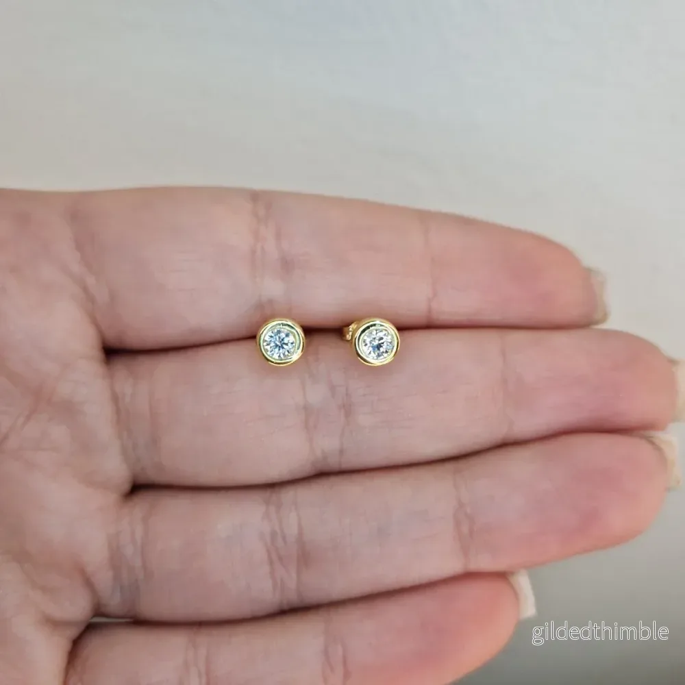Örhängen 18k guld runda med sten i mitten Örhängen 18k guld runda med sten i mitten