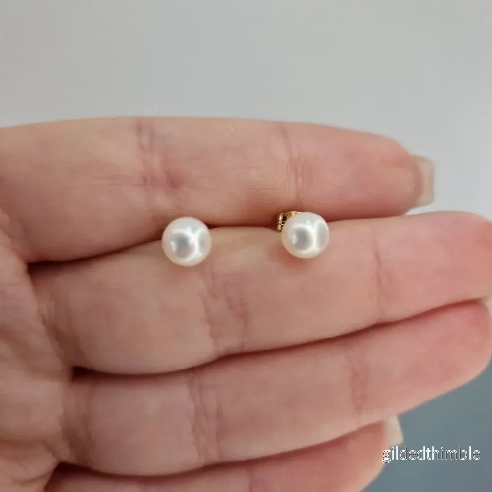 Sötvattenspärlor 6,5mm med 18k guld Sötvattenspärlor 6,5mm med 18k guld