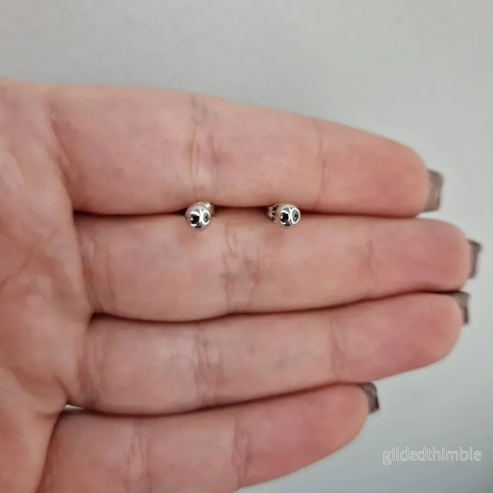 Kulörhängen 18k vitguld 4mm Kulörhängen 18k vitguld 4mm