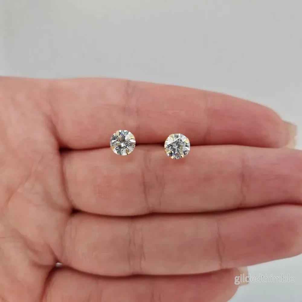 Örhängen med sten 6mm 18k guld Örhängen med sten 6mm 18k guld