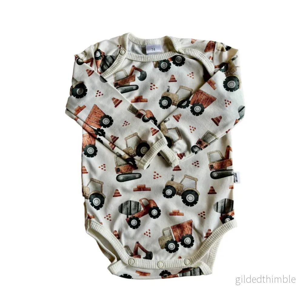 Body baby med maskiner, stl 56-86, nyfödd-1,5 år | Ekologisk bomull Body baby med maskiner, stl 56-86, nyfödd-1,5 år | Ekologisk bomull