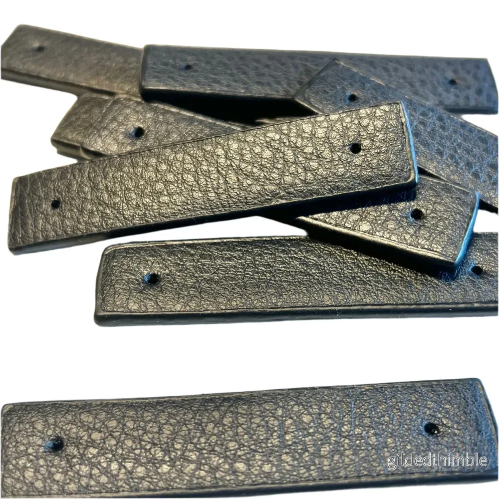 Rem i konstläder med nithål – 1 st. – 8,5 x 1,8 cm. – Svart Rem i konstläder med nithål – 1 st. – 8,5 x 1,8 cm. – Svart