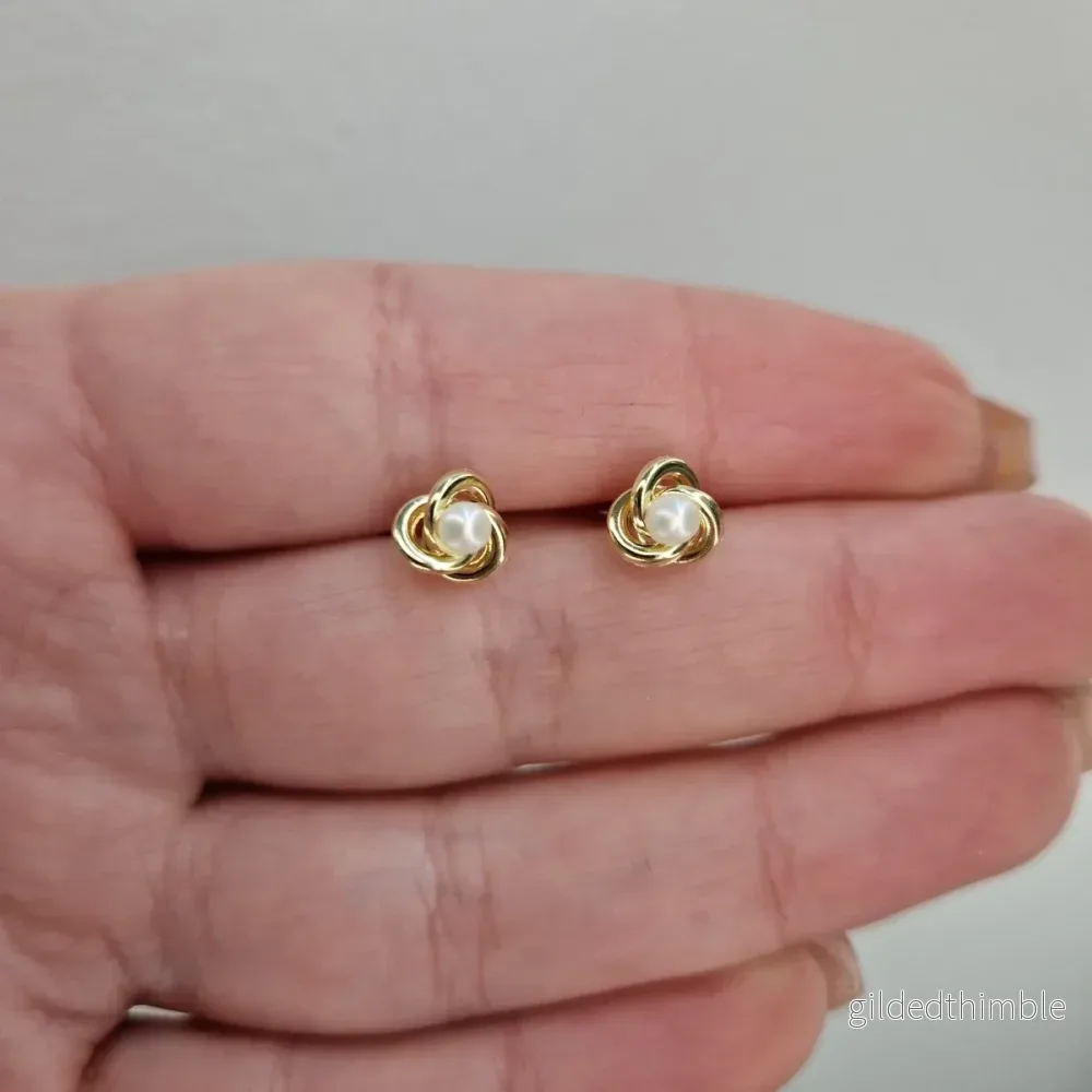Örhängen Knutar med pärla 18k guld Örhängen Knutar med pärla 18k guld