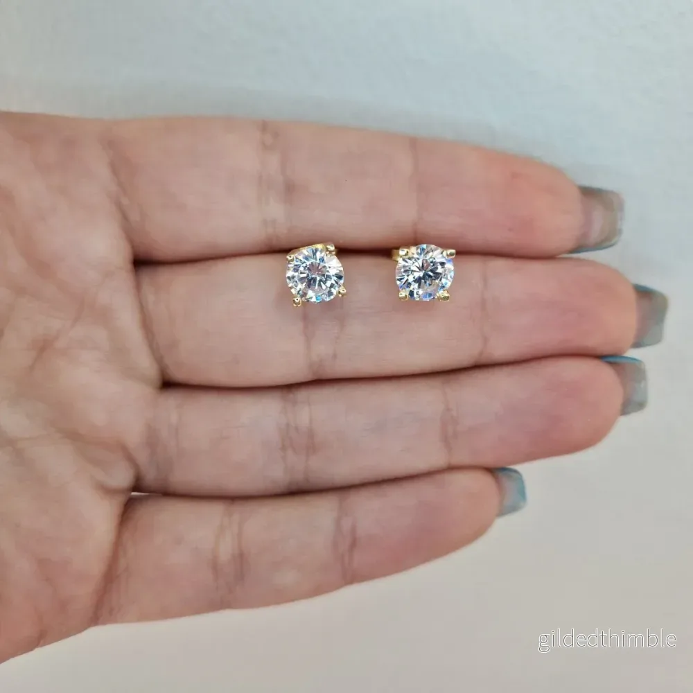 Örhängen med stor sten i fyra klor 18k guld Örhängen med stor sten i fyra klor 18k guld