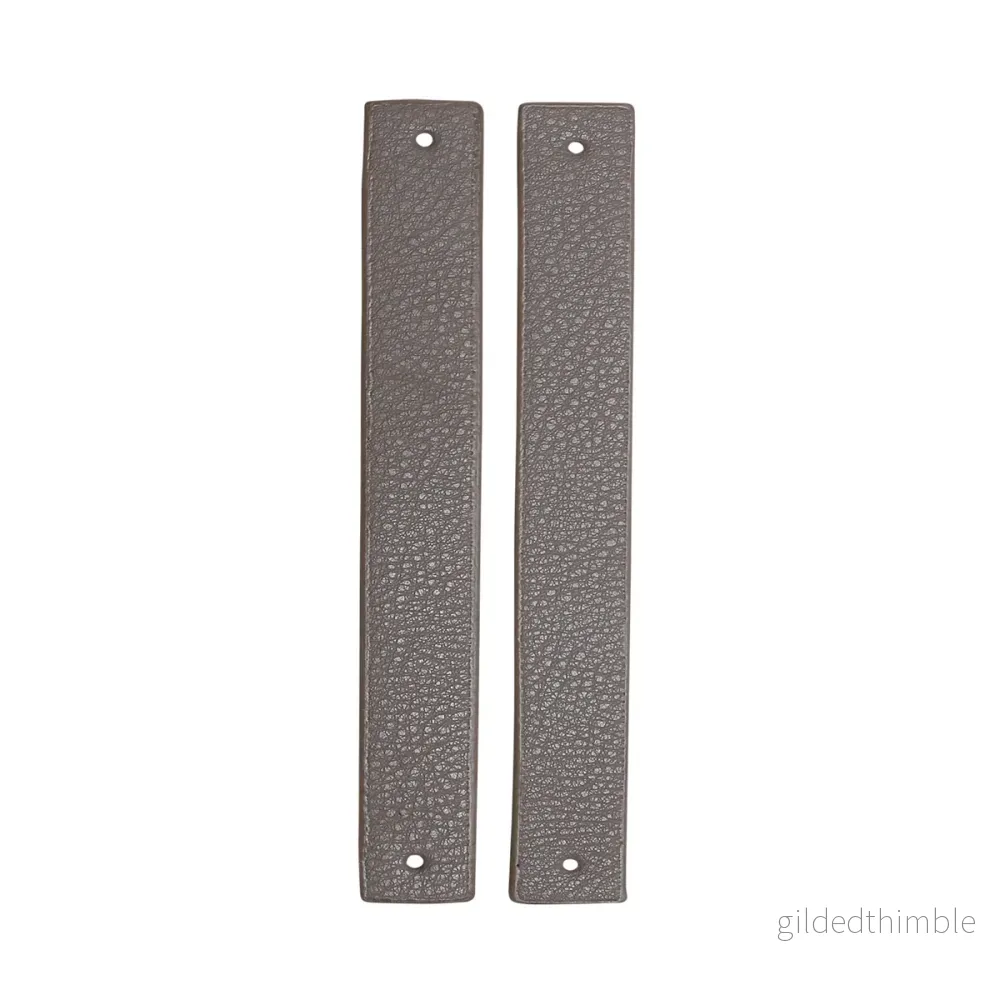 Remmar med nithål – konstläder – 2-p. – 18 x 2,2 cm. – Gråa Remmar med nithål – konstläder – 2-p. – 18 x 2,2 cm. – Gråa