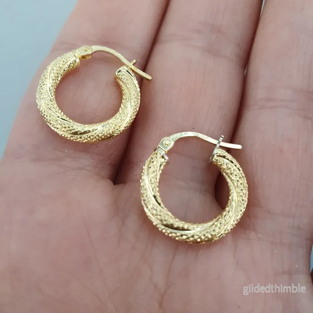 Creoler 18k guld med fint mönster Creoler 18k guld med fint mönster