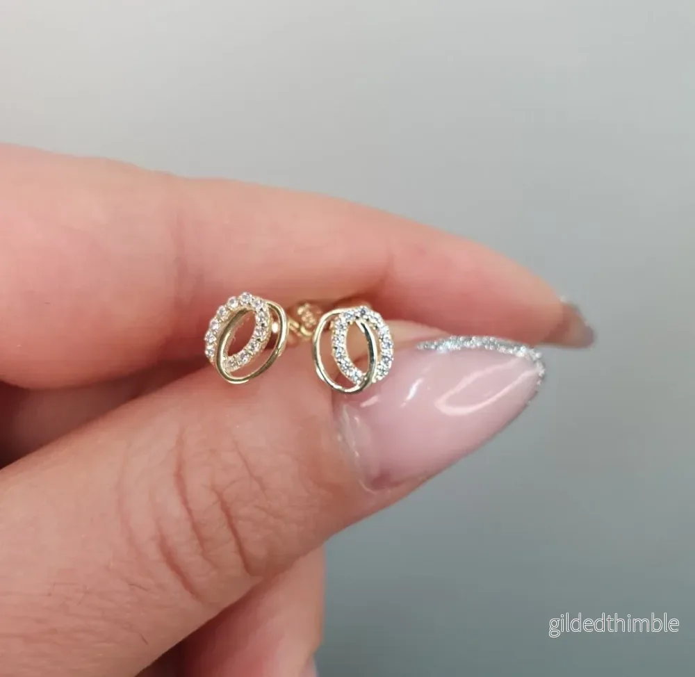 Örhängen Ring i Ring med stenar 8k guld Örhängen Ring i Ring med stenar 8k guld