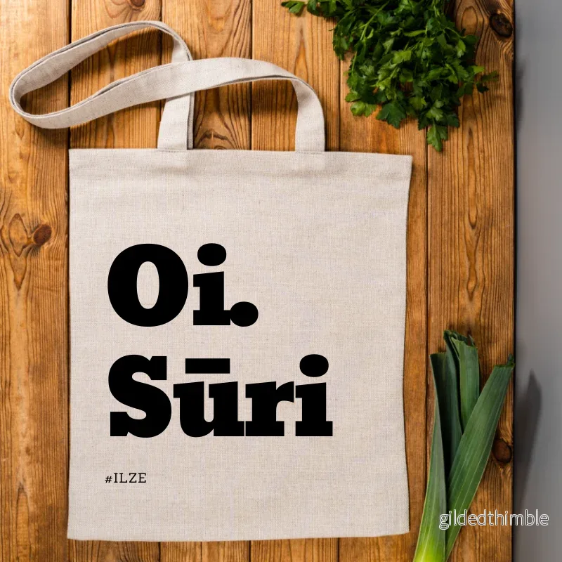 Pelēka lina auduma maisiņš «Oi.Sūri» | kolekcija «Aktuālas lietas» Pelēka lina auduma maisiņš «Oi.Sūri» | kolekcija «Aktuālas lietas»