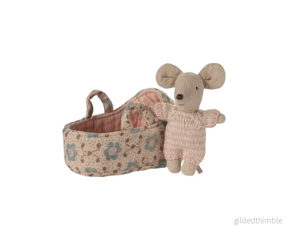 Maileg – Baby Mus i Bärlift, Rosa