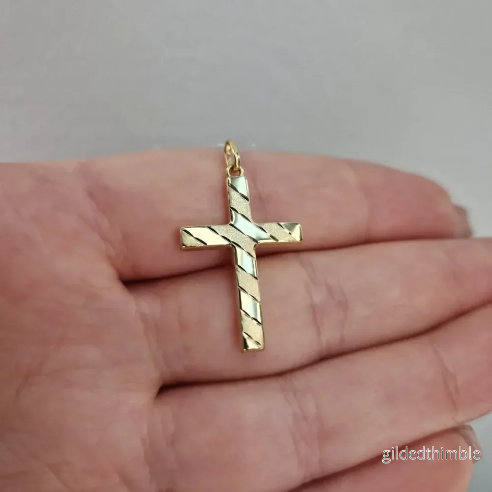 Hänge – Glittrigt kors 18k guld