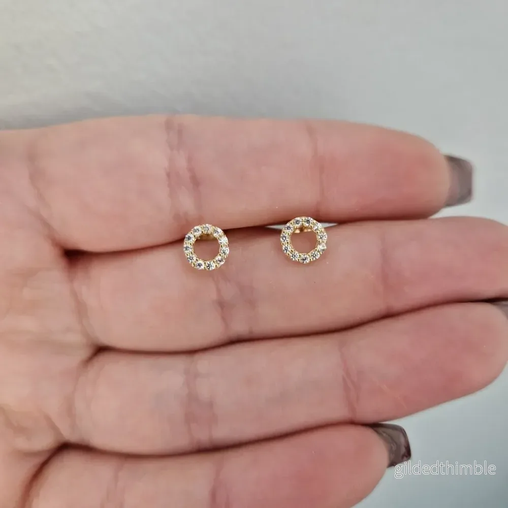 Örhängen ringar med stenar 18k guld Örhängen ringar med stenar 18k guld
