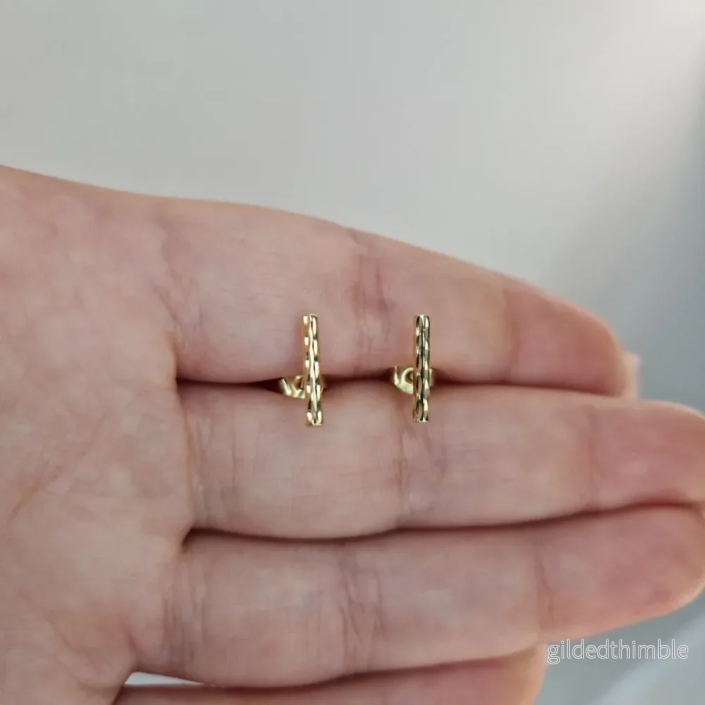Örhängen facetterad stav 18k guld