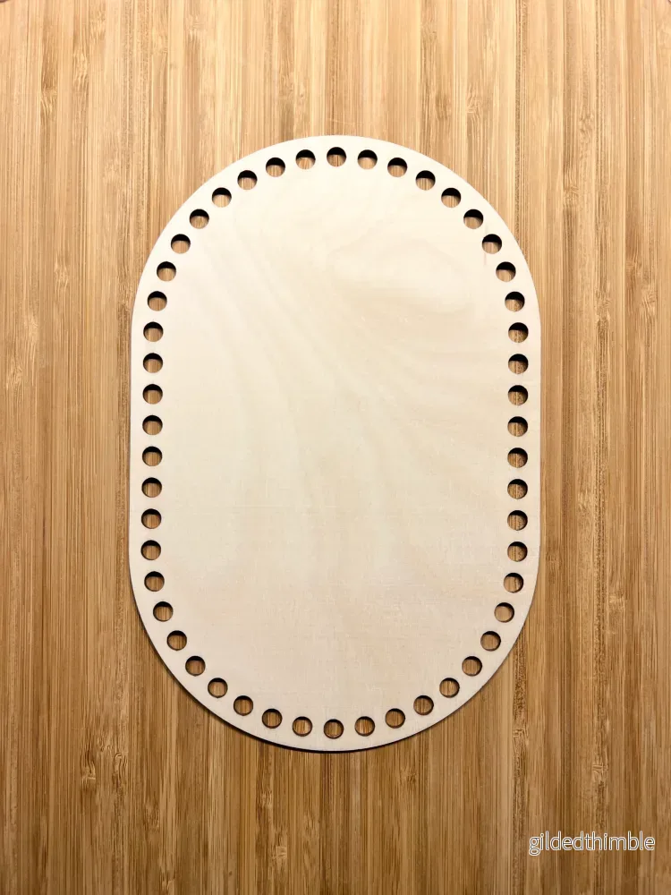 Träbotten rektangel med runda hörn 25×16,5 cm. Träbotten rektangel med runda hörn 25×16,5 cm.