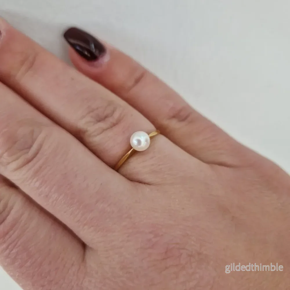 Tunn ring med pärla 18k guld Tunn ring med pärla 18k guld