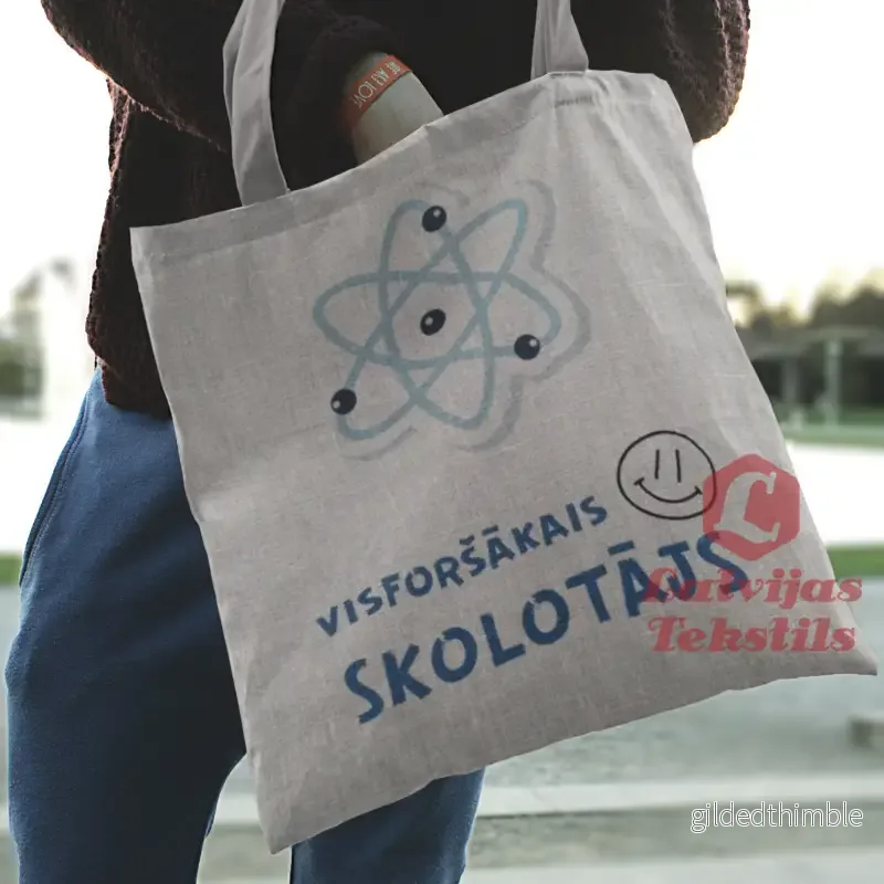 Pelēka lina auduma maisiņš «Visforšākais skolotājs – Atoms» | kolekcija «Māci.Mīli.Iedvesmo.»
