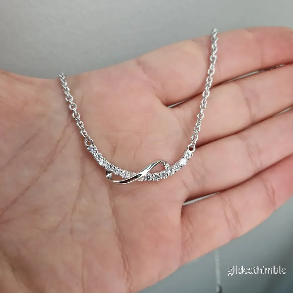 Silverhalsband med stenar
