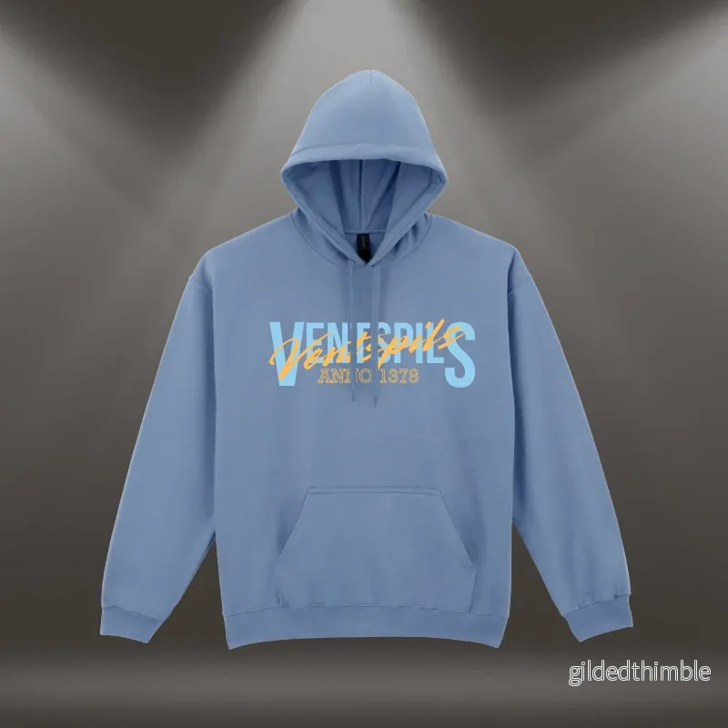 Hūdijs ar apdruku ”Ventspils. Anno 1323.” | Pelēcīgi zils (Stone blue) Hūdijs ar apdruku ”Ventspils. Anno 1323.” | Pelēcīgi zils (Stone blue)