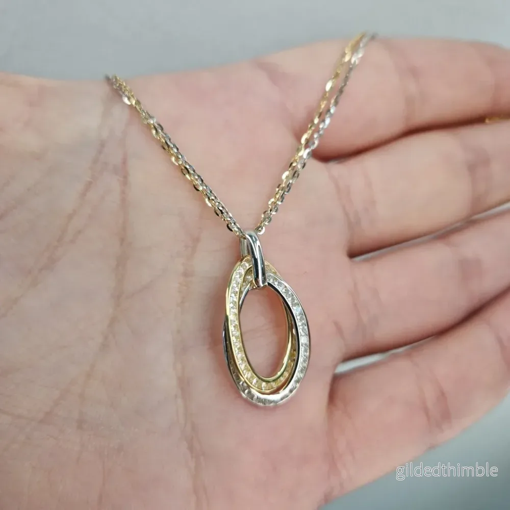 Hängsmycke ovala ringar tvåfärgat 18k guld med 2 kedjor Hängsmycke ovala ringar tvåfärgat 18k guld med 2 kedjor
