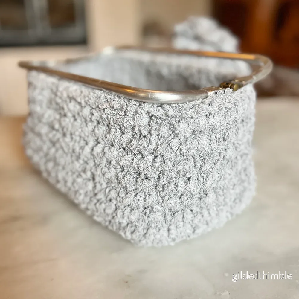 Materialkit "Hedda" en necessär och en matta i frottégarn - Bild 3