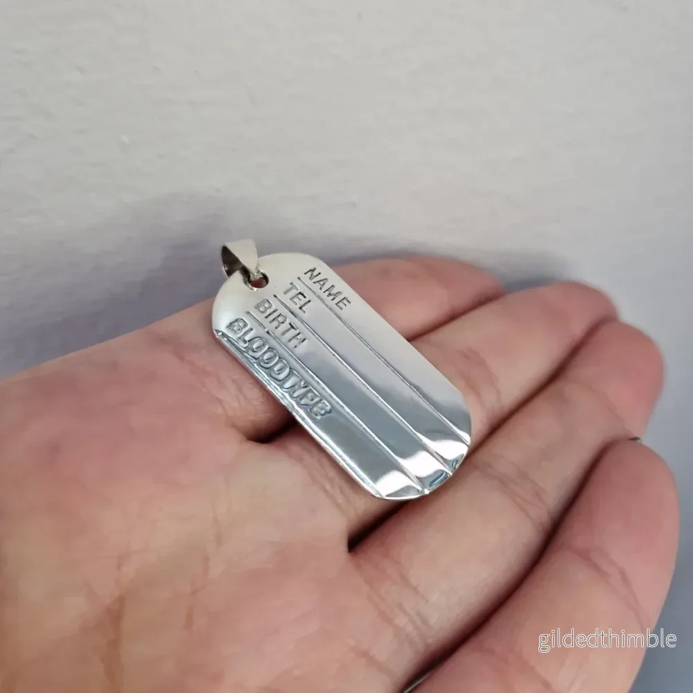 Bricka i silver med blodtyp