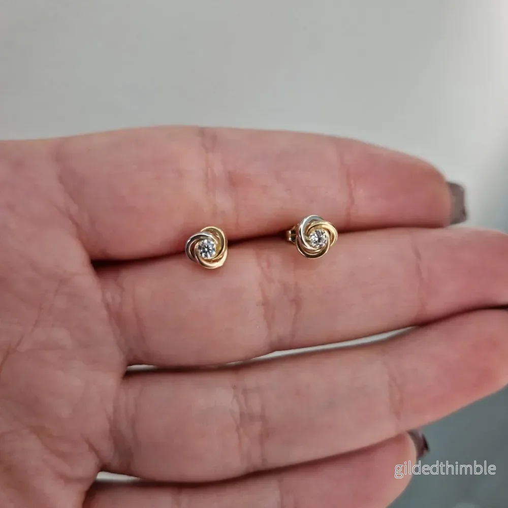 Tre färgade örhängen med cubic zirkonia Tre färgade örhängen med cubic zirkonia