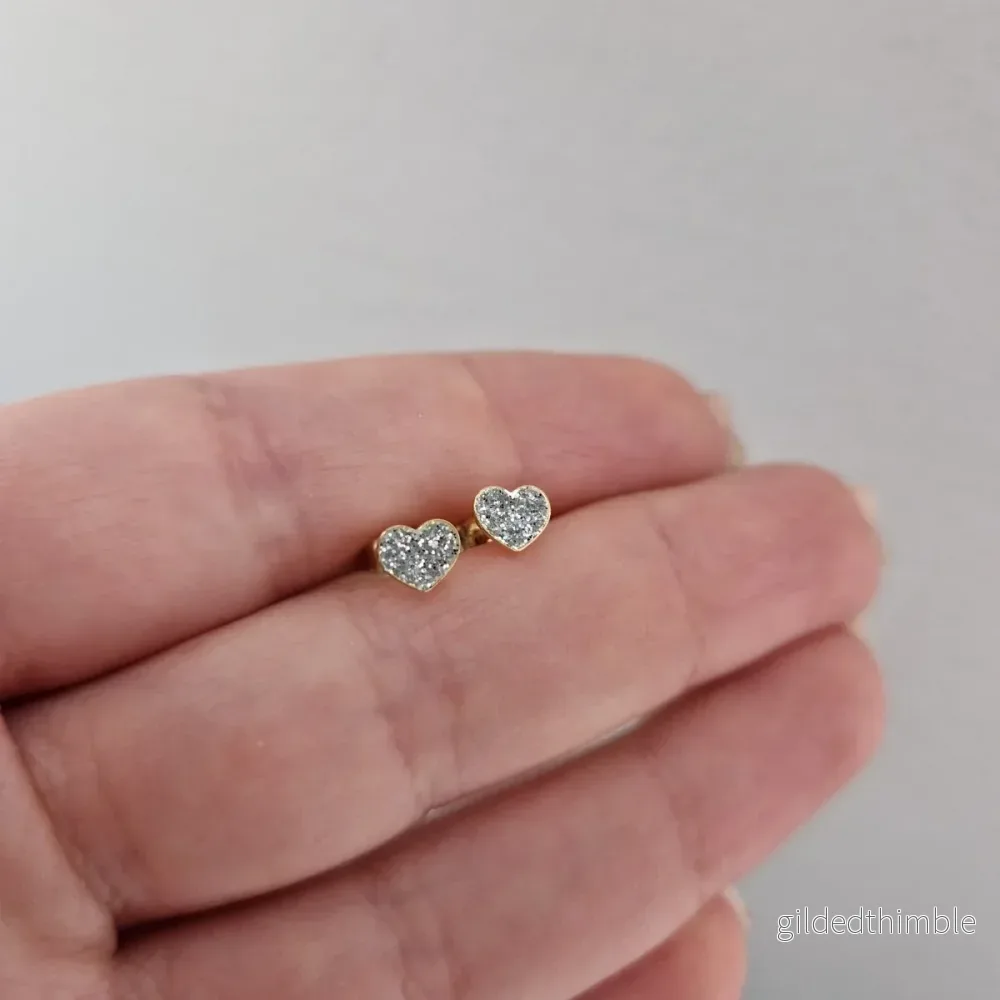 Örhängen hjärta med glitter 18k guld Örhängen hjärta med glitter 18k guld